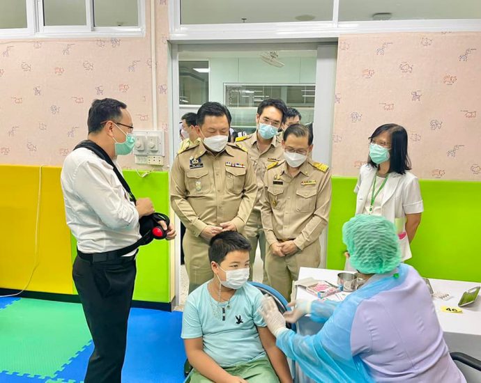 ผู้ว่าราชการจังหวัดสมุทรปราการ ตรวจเยี่ยมการฉีดวัคซีน Pfizer สำหรับเด็กที่มีโรคประจำตัว 7 กลุ่มโรค