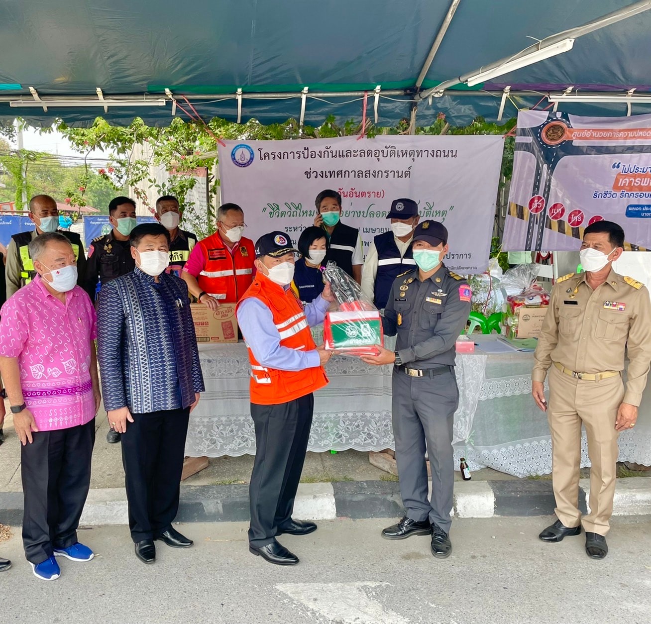 ผู้ว่าราชการจังหวัดสมุทรปราการ ตรวจเยี่ยมจุดตรวจและจุดบริการ การป้องกันและลดอุบัติเหตุทางถนนช่วงเทศกาลสงกรานต์ พ.ศ. 2565