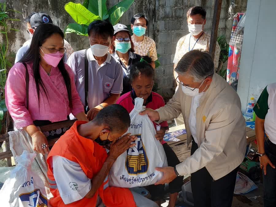 รองผู้ว่าราชการจังหวัดสมุทรปราการ ลงพื้นที่ติดตามให้กำลังใจเจ้าหน้าที่รับลงทะเบียนโครงการลงทะเบียนเพื่อสวัสดิการแห่งรัฐ ปี 2565