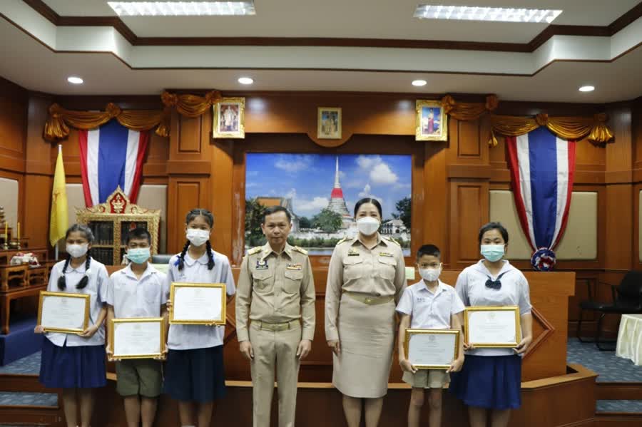 ผู้ว่าราชการจังหวัดสมุทรปราการ มอบรางวัลผู้ชนะประกวดสวดมนต์หมู่สรรเสริญพระรัตนตรัย ทำนองสรภัญญะ ประเภททีม 5 คน และการประกวดบรรยายธรรม ระดับจังหวัด