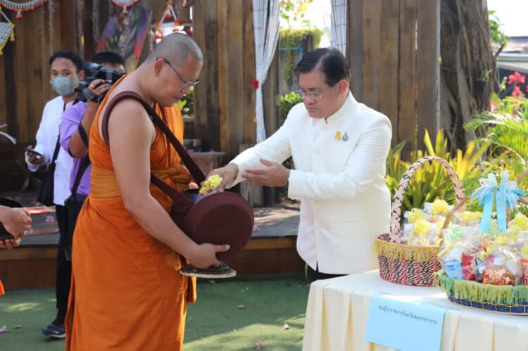 จังหวัดสมุทรปราการ จัดพิธีทำบุญตักบาตรเฉลิมพระเกียรติสมเด็จพระกนิษฐาธิราชเจ้าฯ กรมสมเด็จพระเทพรัตนราชสุดาฯ สยามบรมราชกุมารี