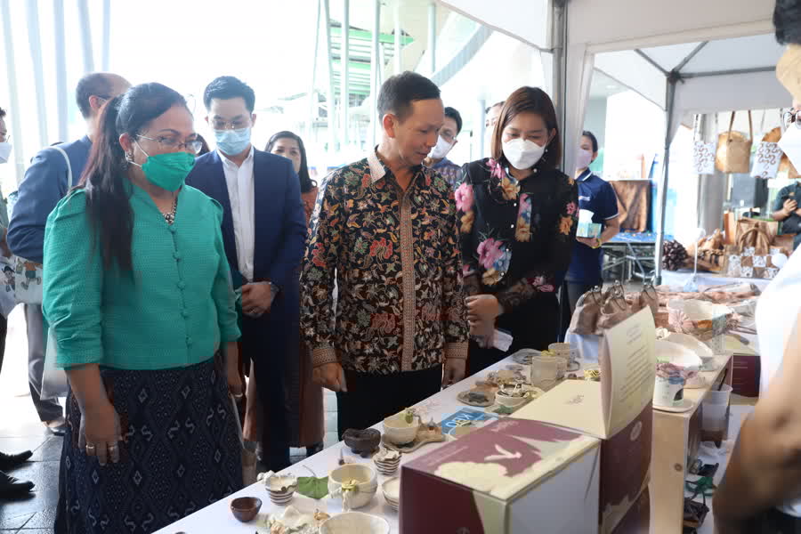 จังหวัดสมุทรปราการ เปิดงานทดสอบตลาดผลิตภัณฑ์ OTOP โดยเครือข่ายองค์ความรู้ KBO พัฒนารูปแบบของผลิตภัณฑ์ให้เหมาะสมกับความต้องการของตลาดและกลุ่มเป้าหมาย