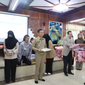 ผู้แทนโครงการสานใจไทยสู่ใจใต้ พร้อมคณะฯ ตรวจเยี่ยมเยาวชนโครงการสานใจไทยสู่ใจใต้ รุ่น 41 ที่ใช้ชีวิตอยู่ร่วมกับครอบครัวอุปถัมภ์ในจังหวัดสมุทรปราการ