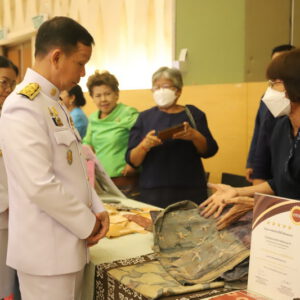 ผู้ว่าราชการจังหวัดสมุทรปราการ เชิญแบบลายผ้าพระราชทาน”ผ้าลายสิริวชิราภรณ์” และเครื่องหมายรับรองสินค้าแฟชั่นและหัตถกรรมพระราชทาน “Sustainable Fashion : แฟชั่นแห่งความยั่งยืน”