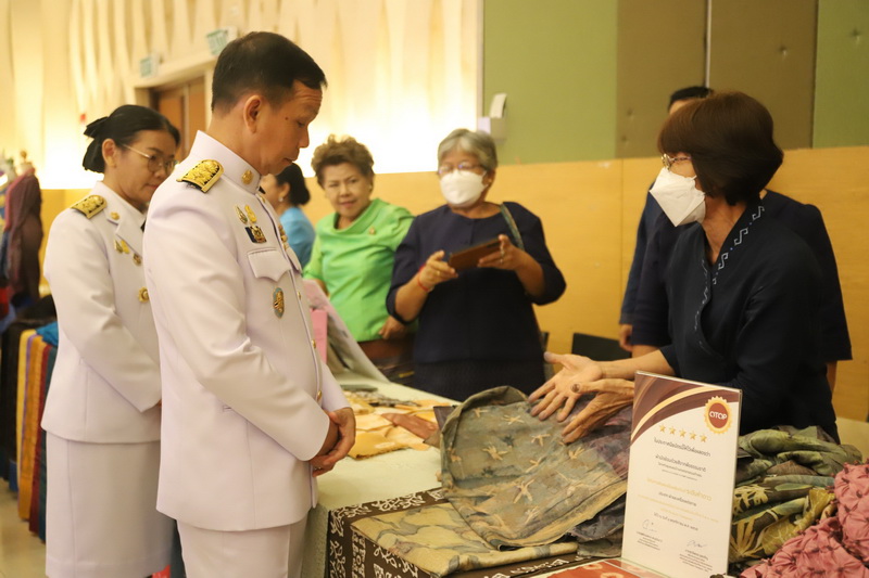 ผู้ว่าราชการจังหวัดสมุทรปราการ เชิญแบบลายผ้าพระราชทาน”ผ้าลายสิริวชิราภรณ์” และเครื่องหมายรับรองสินค้าแฟชั่นและหัตถกรรมพระราชทาน “Sustainable Fashion : แฟชั่นแห่งความยั่งยืน”