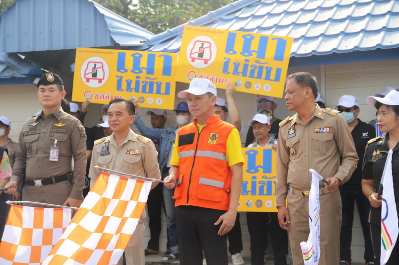 ผู้ว่าราชการจังหวัดสมุทรปราการ ปล่อยแถวเจ้าหน้าที่ตำรวจ เจ้าหน้าที่ฝ่ายปกครอง และอาสาสมัคร รณรงค์ป้องกันและลดอุบัติเหตุทางถนนและทางน้ำในช่วงเทศกาลสงกรานต์ พ.ศ.2567
