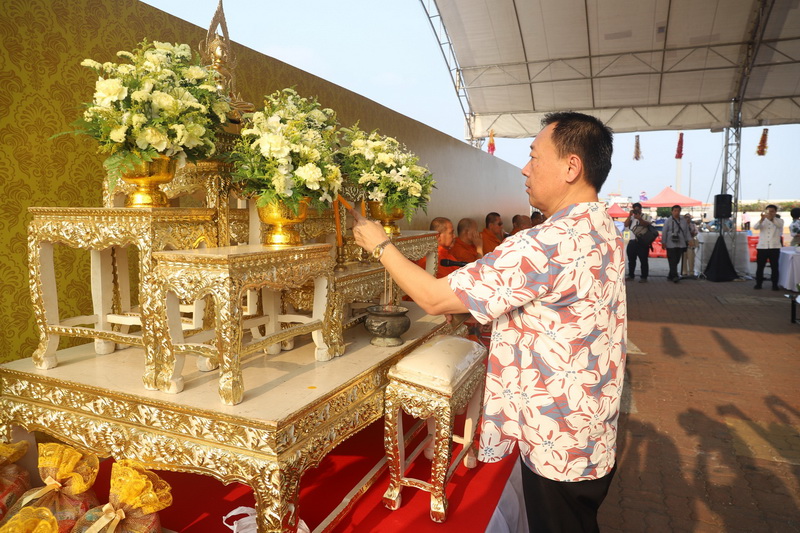เทศบาลนครสมุทรปราการ ร่วมกับ จังหวัดสมุทรปราการ และองค์การบริหารส่วนจังหวัดสมุทรปราการ จัดกิจกรรมทำบุญตักบาตรวันสงกรานต์ เพื่อความเป็นสิริมงคลกับชีวิตเนื่องในโอกาสวันขึ้นปีใหม่ไทย และเป็นการอนุรักษ์วัฒนธรรมประเพณีที่ดีงามของไทย