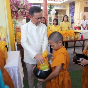 จังหวัดสมุทรปราการ จัดพิธีทำบุญตักบาตรสามเณรโครงการบรรพชาสามเณรภาคฤดูร้อน เฉลิมพระเกียรติพระบาทสมเด็จพระเจ้าอยู่หัว เนื่องในโอกาสมหามงคลเฉลิมพระชนมพรรษา 6 รอบ 28 กรกฎาคม 2567