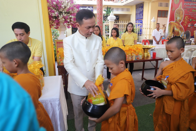 จังหวัดสมุทรปราการ จัดพิธีทำบุญตักบาตรสามเณรโครงการบรรพชาสามเณรภาคฤดูร้อน เฉลิมพระเกียรติพระบาทสมเด็จพระเจ้าอยู่หัว เนื่องในโอกาสมหามงคลเฉลิมพระชนมพรรษา 6 รอบ 28 กรกฎาคม 2567