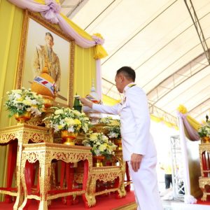 จังหวัดสมุทรปราการ จัดพิธีเจริญพระพุทธมนต์ และทำบุญตักบาตรถวายพระราชกุศล พระบาทสมเด็จพระเจ้าอยู่หัว เนื่องในโอกาสพระราชพิธีสมมงคลพระชนมายุเท่าพระบาทสมเด็จพระพุทธยอดฟ้าจุฬาโลกมหาราช สมเด็จพระปฐมบรมกษัตริยาธิราชแห่งพระราชวงศ์จักรี พุทธศักราช 2568