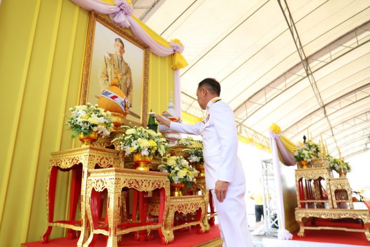 จังหวัดสมุทรปราการ จัดพิธีเจริญพระพุทธมนต์ และทำบุญตักบาตรถวายพระราชกุศล พระบาทสมเด็จพระเจ้าอยู่หัว เนื่องในโอกาสพระราชพิธีสมมงคลพระชนมายุเท่าพระบาทสมเด็จพระพุทธยอดฟ้าจุฬาโลกมหาราช สมเด็จพระปฐมบรมกษัตริยาธิราชแห่งพระราชวงศ์จักรี พุทธศักราช 2568