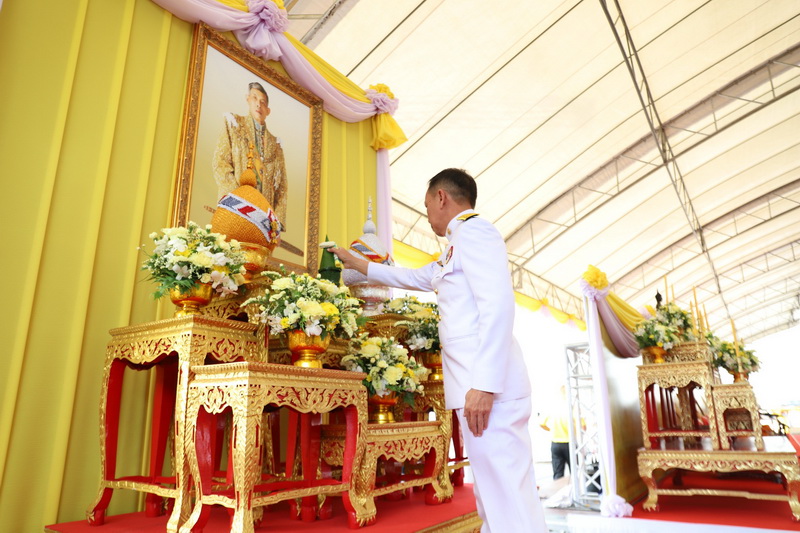 จังหวัดสมุทรปราการ จัดพิธีเจริญพระพุทธมนต์ และทำบุญตักบาตรถวายพระราชกุศล พระบาทสมเด็จพระเจ้าอยู่หัว เนื่องในโอกาสพระราชพิธีสมมงคลพระชนมายุเท่าพระบาทสมเด็จพระพุทธยอดฟ้าจุฬาโลกมหาราช สมเด็จพระปฐมบรมกษัตริยาธิราชแห่งพระราชวงศ์จักรี พุทธศักราช 2568