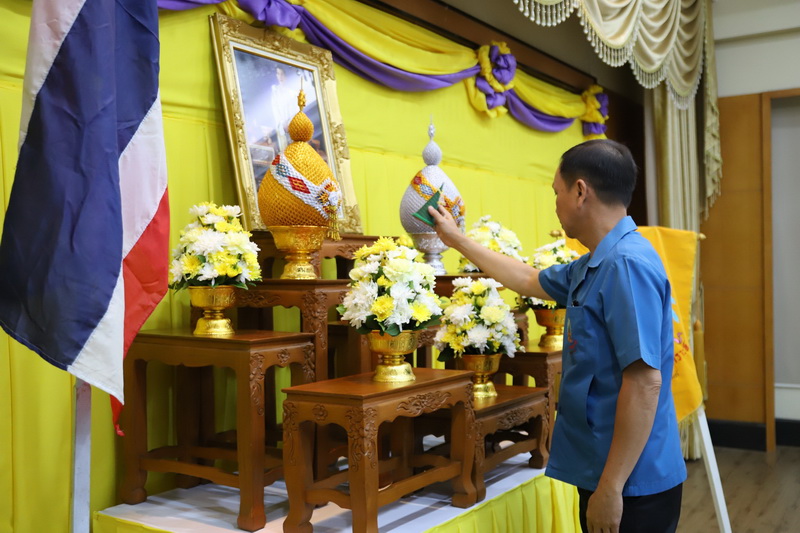 ผู้ว่าราชการจังหวัดสมุทรปราการ เชิญถุงพระราชทาน ช่วยเหลือของมูลนิธิราชประชานุเคราะห์ ในพระบรมราชูปถัมภ์ มอบแก่ผู้ประสบอัคคีภัยในพื้นที่จังหวัดสมุทรปราการ