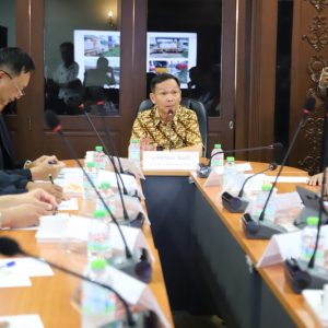 จังหวัดสมุทรปราการ บูรณาการความร่วมมือหน่วยงานที่เกี่ยวข้องหารือแนวทางแก้ปัญหาน้ำท่วมขังผิวจราจรถนนเทพรัตน (บางนา-ตราด) ในพื้นที่เทศบาลเมืองบางแก้ว เพื่อบรรเทาผลกระทบของผู้ใช้ ใช้ถนน