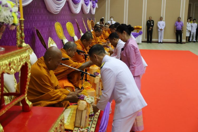 จังหวัดสมุทรปราการ จัดพิธีเจริญพระพุทธมนต์และทำบุญตักบาตรถวายเป็นพระราชกุศลเนื่องในโอกาสวันเฉลิมพระชนมพรรษา สมเด็จพระนางเจ้าฯ พระบรมราชินี 3 มิถุนายน 2568