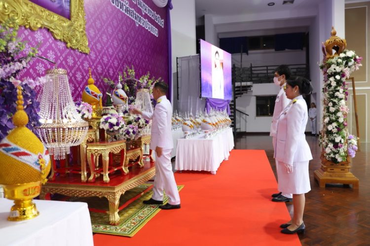จังหวัดสมุทรปราการ จัดพิธีถวายเครื่องราชสักการะ จุดเทียนถวายพระพรชัยมงคล เนื่องในโอกาสวันเฉลิมพระชนมพรรษา สมเด็จพระนางเจ้าฯ พระบรมราชินี 3 มิถุนายน 2568
