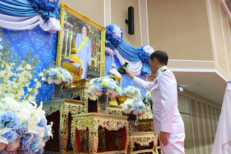 จังหวัดสมุทรปราการ จัดพิธีเจริญพระพุทธมนต์ ทำบุญตักบาตรถวายเป็นพระราชกุศลเนื่องในโอกาสวันเฉลิมพระชนมพรรษา สมเด็จพระนางเจ้าสิริกิติ์ พระบรมราชินีนาถ พระบรมราชชนนีพันปีหลวง