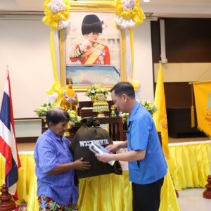 ผู้ว่าราชการจังหวัดสมุทรปราการ เชิญถุงพระราชทาน ช่วยเหลือของมูลนิธิราชประชานุเคราะห์ ในพระบรมราชูปถัมภ์ มอบแก่ผู้ประสบอัคคีภัย ในพื้นที่อำเภอบางเสาธง จังหวัดสมุทรปราการ