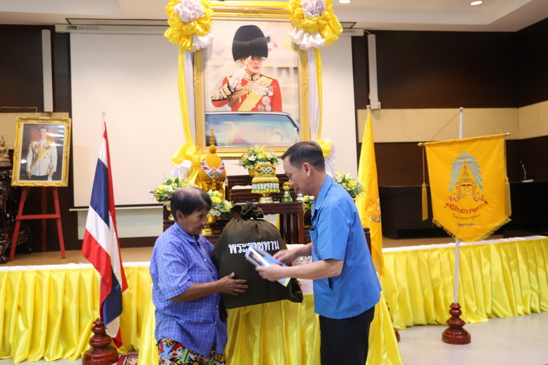 ผู้ว่าราชการจังหวัดสมุทรปราการ เชิญถุงพระราชทาน ช่วยเหลือของมูลนิธิราชประชานุเคราะห์ ในพระบรมราชูปถัมภ์ มอบแก่ผู้ประสบอัคคีภัย ในพื้นที่อำเภอบางเสาธง จังหวัดสมุทรปราการ