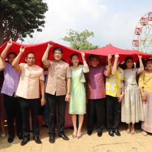 จังหวัดสมุทรปราการ ร่วมกับหน่วยงานทั้งภาครัฐและเอกชน ประกอบพิธีห่มผ้าองค์พระสมุทรเจดีย์จังหวัดสมุทรปราการ ปูชนียสถานคู่บ้าน คู่เมืองและเป็นที่เคารพศรัทธาของชาวจังหวัดสมุทรปราการและจังหวัดใกล้เคียง
