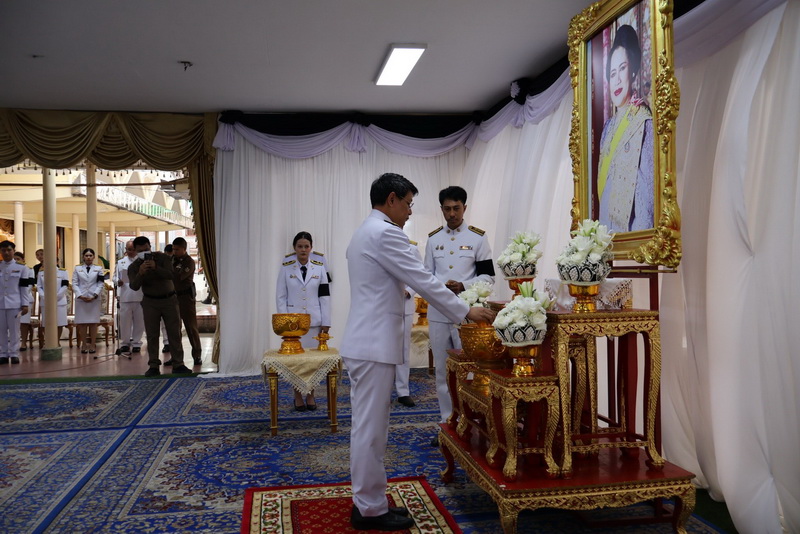 จังหวัดสมุทรปราการ จัดพิธีถวายน้ำสรงพระบรมศพ เบื้องหน้าพระฉายาลักษณ์สมเด็จพระนางเจ้าสิริกิติ์ พระบรมราชินีนาถ พระบรมราชชนนีพันปีหลวง