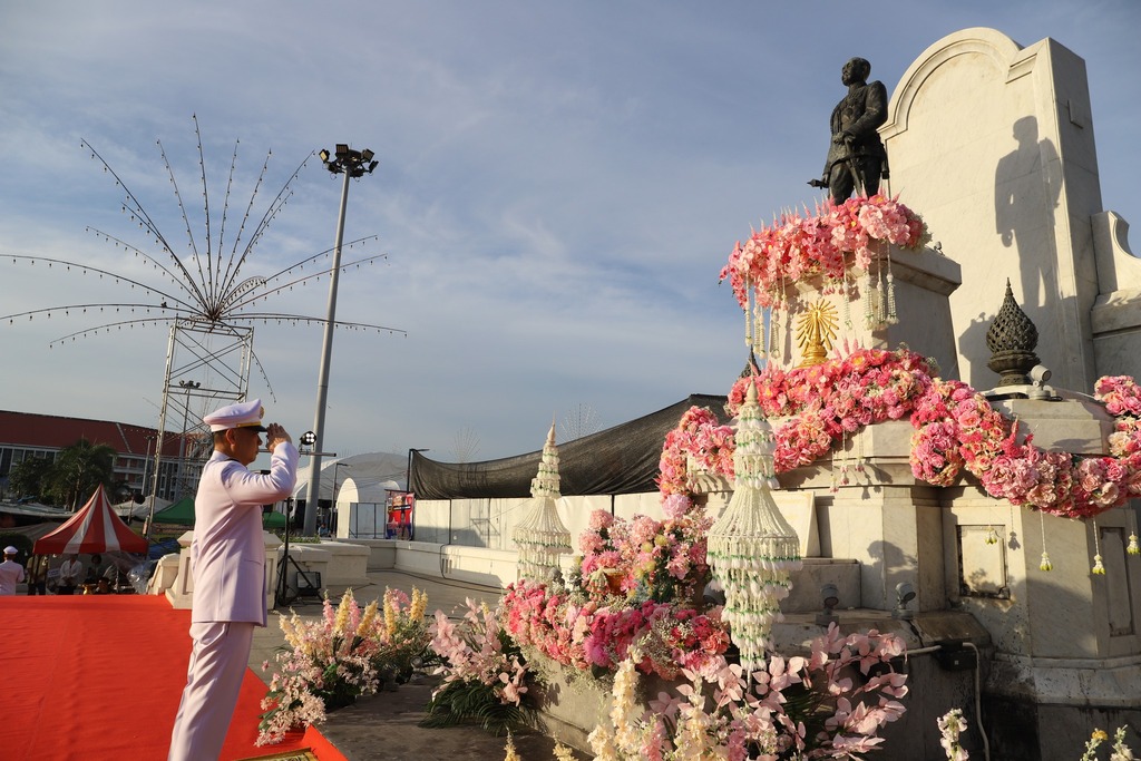 จังหวัดสมุทรปราการจัดพิธีวางพวงมาลา ถวายราชสักการะพระบรมราชานุสาวรีย์พระบาทสมเด็จพระจุลจอมเกล้าเจ้าอยู่หัว เนื่องในวันปิยมหาราช ประจำปี 2568