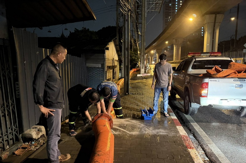 ผู้ว่าราชการจังหวัดสมุทรปราการ พร้อมด้วยหัวหน้าส่วนราชการ ลงพื้นที่ติดตามสถานการณ์น้ำท่วมขัง และติดตามการระบายน้ำในพื้นที่