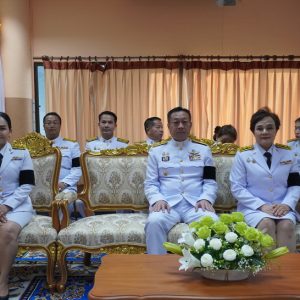 จังหวัดสมุทรปราการ จัดพิธีรับพระราชทานเครื่องราชอิสริยาภรณ์ชั้นสายสะพาย ประจำปี 2567 เบื้องหน้าพระบรมฉายาลักษณ์พระบาทสมเด็จพระเจ้าอยู่หัว สังกัดสำนักงานคณะกรรมการการศึกษาขั้นพื้นฐาน กระทรวงศึกษาธิการ