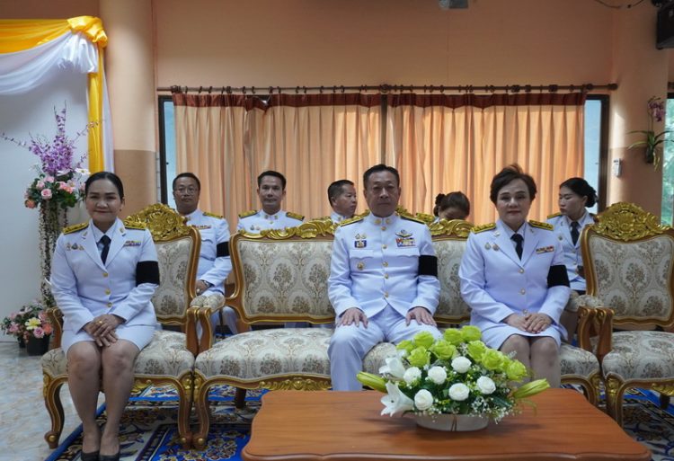 จังหวัดสมุทรปราการ จัดพิธีรับพระราชทานเครื่องราชอิสริยาภรณ์ชั้นสายสะพาย ประจำปี 2567 เบื้องหน้าพระบรมฉายาลักษณ์พระบาทสมเด็จพระเจ้าอยู่หัว สังกัดสำนักงานคณะกรรมการการศึกษาขั้นพื้นฐาน กระทรวงศึกษาธิการ