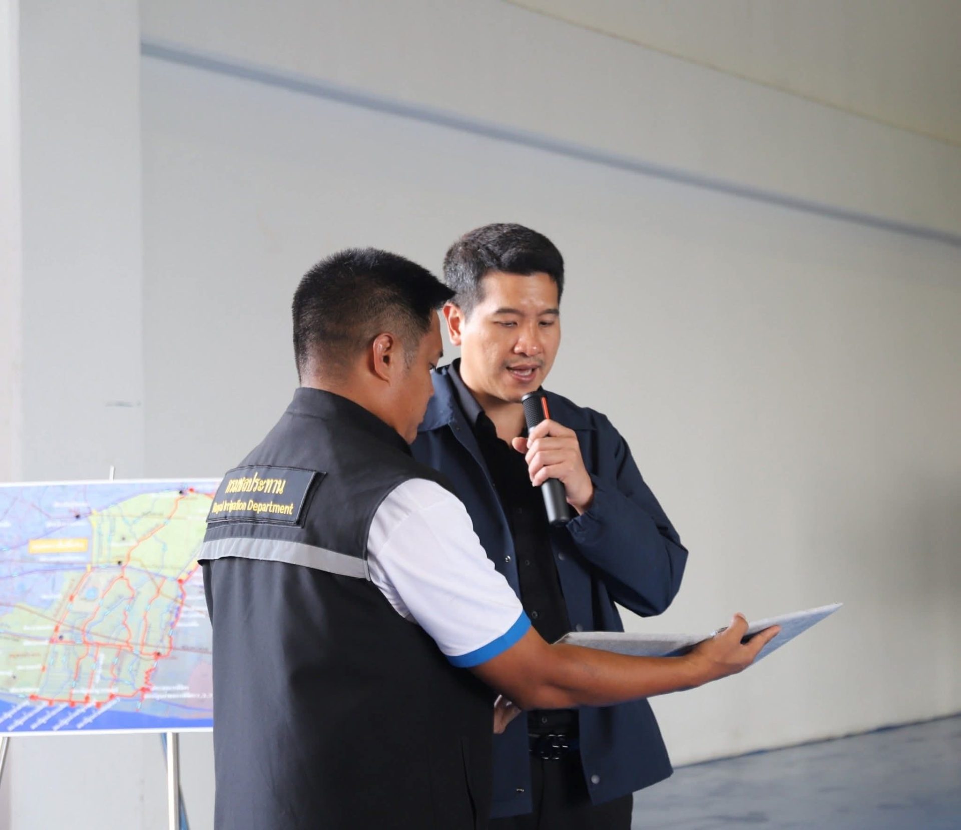 จังหวัดสมุทรปราการ—เลขาฯสำนักงานทรัพยากรน้ำแห่งชาติ ตรวจติดตามการบริหารจัดการน้ำลงอ่าวไทย