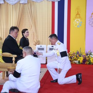 ในหลวง – พระราชินี ทรงเปิดอาคารมูลนิธิพระดาบส และโรงเรียนแห่งใหม่