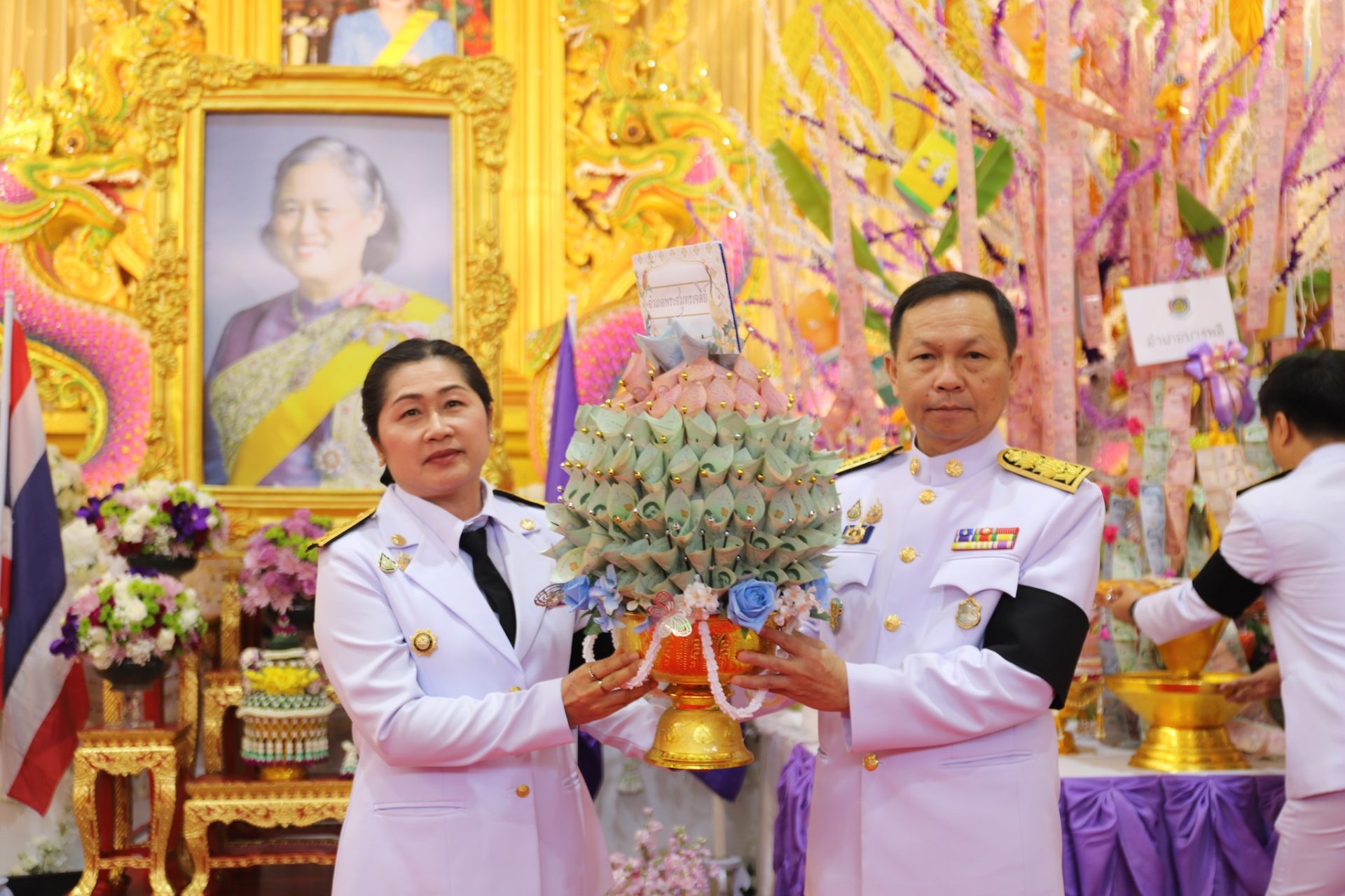 สำนักงานพัฒนาชุมชนจังหวัดสมุทรปราการ จัดพิธีทอดผ้าป่าสมทบกองทุนพัฒนาเด็กชนบท ในพระราชูปถัมภ์สมเด็จพระเทพรัตนราชสุดาฯ สยามบรมราชกุมารี จังหวัดสมุทรปราการ เพื่อจัดหาทุนในการช่วยเหลือเด็กด้อยโอกาส